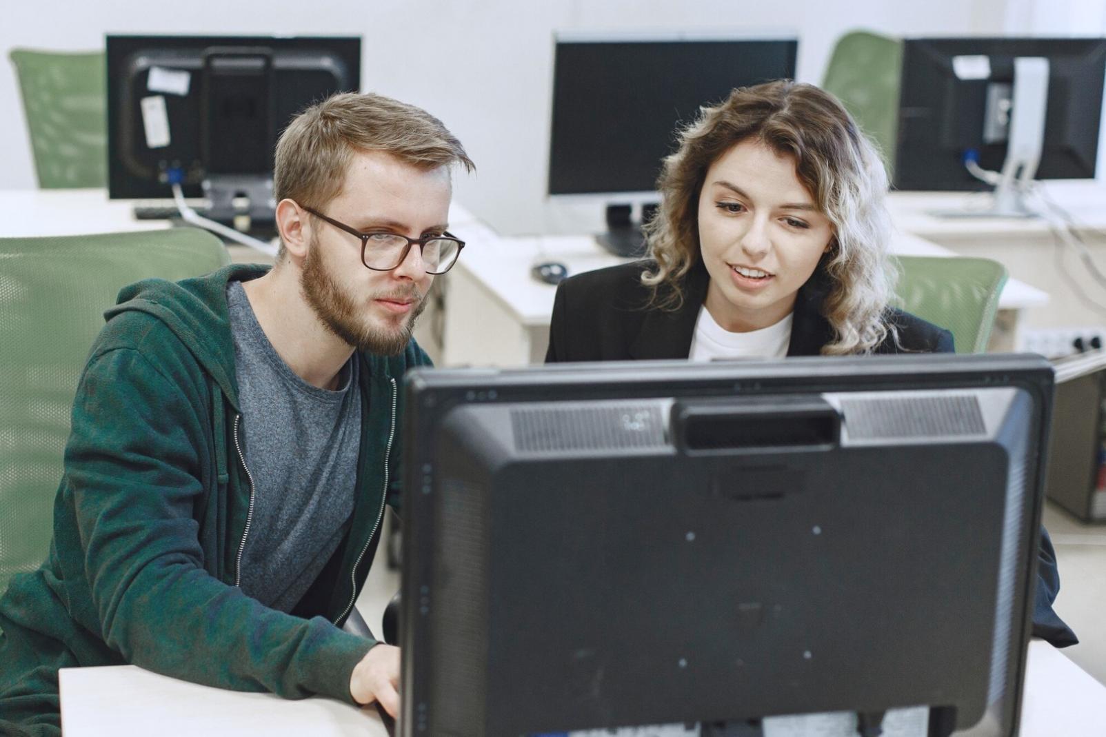 Studenti al lavoro su progetti di sviluppo web