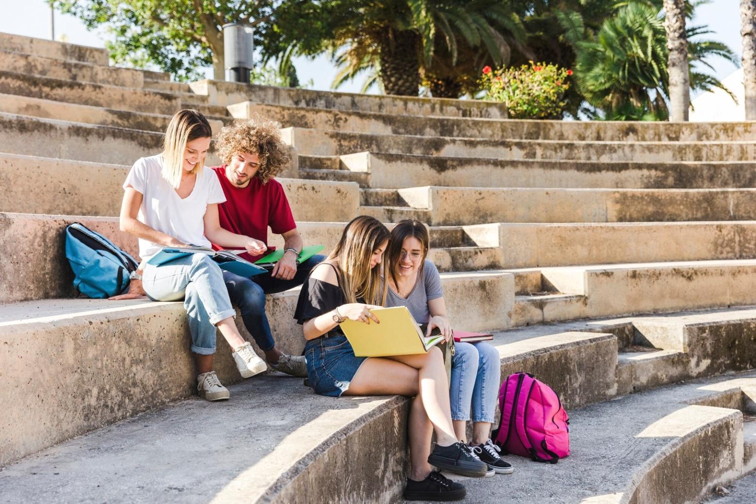 Ambiente di sviluppo con codice HTML e CSS su monitor