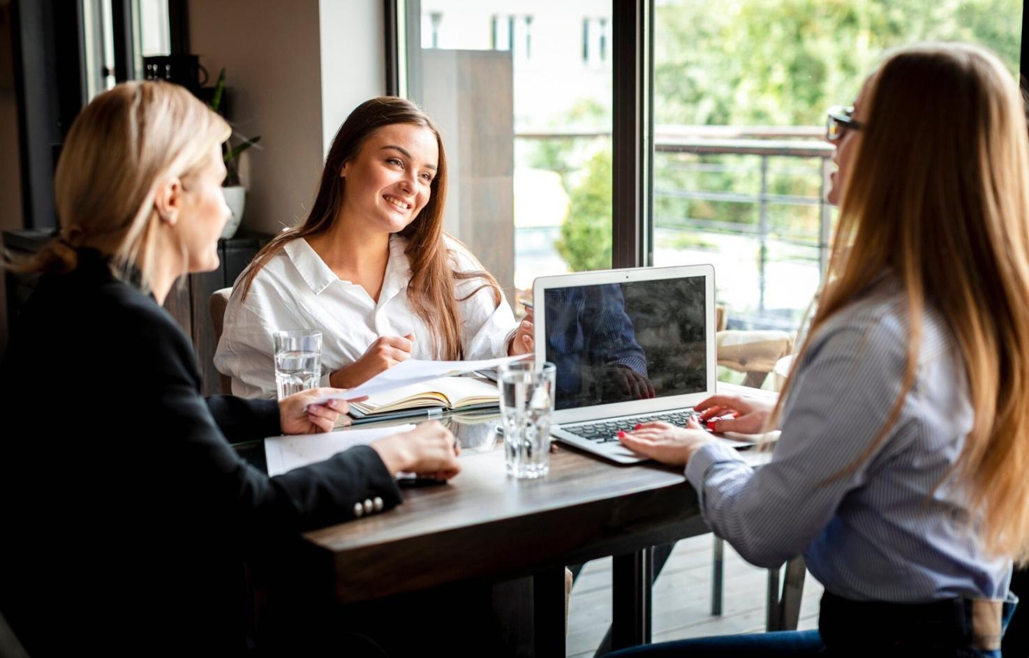 Studenti che collaborano su progetti web durante una sessione pratica